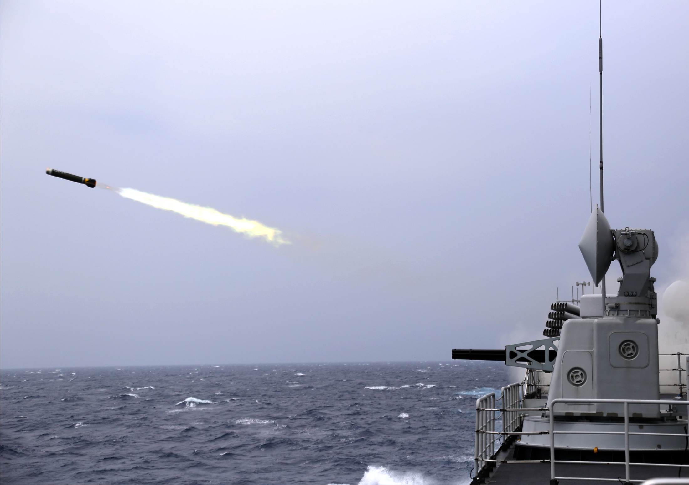 Destroyer fires main gun at night in South China Sea – China Defense ...